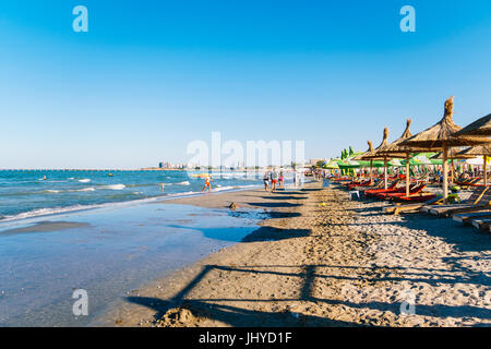 MAMAIA, Rumänien - 14. Juli 2017: Menschen, die Spaß im Wasser und Entspannung In Mamaia Beach Resort am Schwarzen Meer In Rumänien. Stockfoto