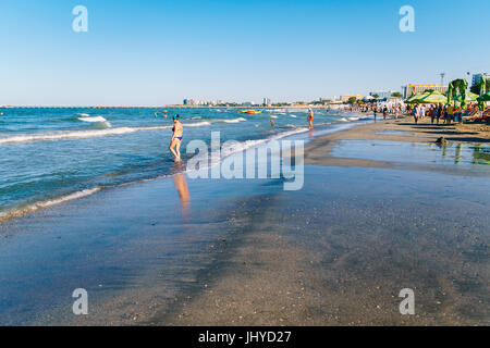 MAMAIA, Rumänien - 14. Juli 2017: Menschen, die Spaß im Wasser und Entspannung In Mamaia Beach Resort am Schwarzen Meer In Rumänien. Stockfoto