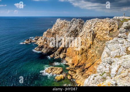 Felsige Küstenlandschaft rund um Pointe de Pen-Hir in der Bretagne, Frankreich Stockfoto