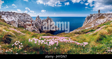 Panorama von Pointe du Stift-Hir mit Weltkrieg-Denkmal der Bretonen des freien Frankreichs auf der Halbinsel Crozon, Finistere Abteilung Camaret-Sur-Mer Stockfoto