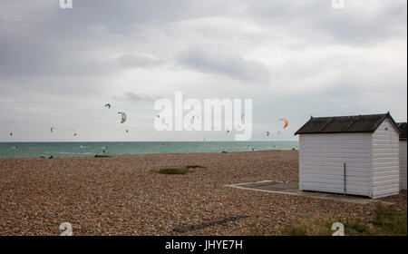 Kite-Surfen vor dem Strand in Worthing Stockfoto