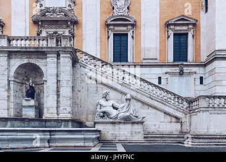 Vorderansicht des Palazzo Senatorio (Senatorial Palast) und Fontana della Dea Roma auf der Piazza del Campidoglio auf dem Kapitol in Rom Stockfoto