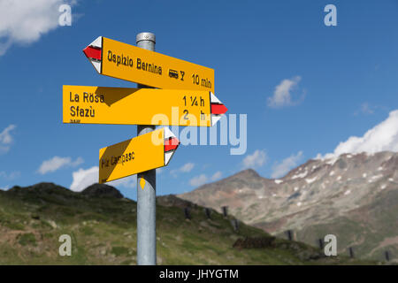 Wegweiser in den Berninapass, graue Allianzen, Schweiz - Wegweiser am Bernina Pass, Graubünden, Schweiz, Wegweiser am Berninapass, Graubünden, S Stockfoto