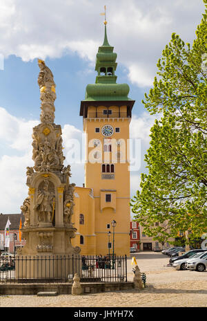 Dreifaltigkeitssäule und Rathaus in Retz, Wein-Viertel, Niederösterreich, Österreich - Säule der Heiligen Dreifaltigkeit und Stadt erklingen in Retz, Weinregion Viertel, niedriger Stockfoto