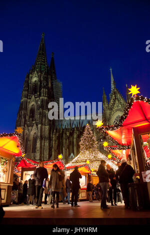 Der Weihnachtsmarkt am Roncalliplatz vor dem Kölner Dom. Der 