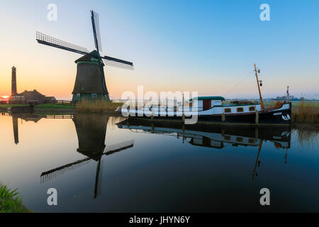 Typische Windmühle spiegelt sich in den Kanal bei Dämmerung, Berkmeer, Gemeinde Koggenland, Nord-Holland, Niederlande, Europa Stockfoto