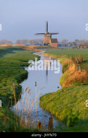 Typische Windmühle spiegelt sich in den Kanal bei Dämmerung, Berkmeer, Gemeinde Koggenland, Nord-Holland, Niederlande, Europa Stockfoto