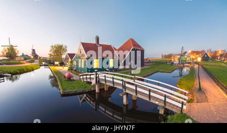 Panorama der Holzhäuser und Windmühlen der typischen Dorf Zaanse Schans in der Abenddämmerung, Nord-Holland, Niederlande, Europa Stockfoto