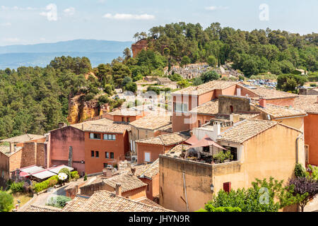 Dorfhäuser und dem Eingang der Ocker trail in den Hintergrund, Roussillon, Vaucluse, Provence-Alpes-Cote d ' Azur, Frankreich Stockfoto