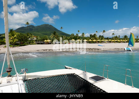 Die Insel Nevis am Pinneys Strand in der Karibik Stockfoto