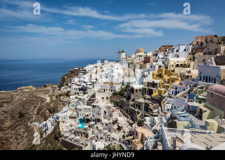 Blick auf den weiß getünchten Gebäuden und Windmühle von Oia aus der Burg Wände, Santorin, Kykladen, griechische Inseln, Griechenland Stockfoto