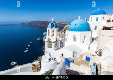 Weiß gewaschen Steinbauten und die blauen Kuppeln der Kirche in Oia, Santorini, Kykladen, griechische Inseln, Griechenland, Europa Stockfoto
