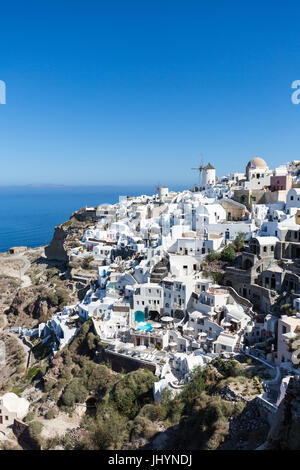 Blick auf den weiß getünchten Gebäuden und Windmühle von Oia aus der Burg Wände, Santorin, Kykladen, griechische Inseln, Griechenland Stockfoto