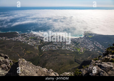 Die Aussicht vom Tafelberg über Camps Bay bedeckt niedrige Wolken, Cape Town, Südafrika, Afrika Stockfoto