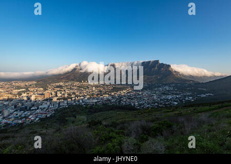 Table Mountain abgedeckt in einer Tischdecke orographisch Wolken, Cape Town, Südafrika, Afrika Stockfoto