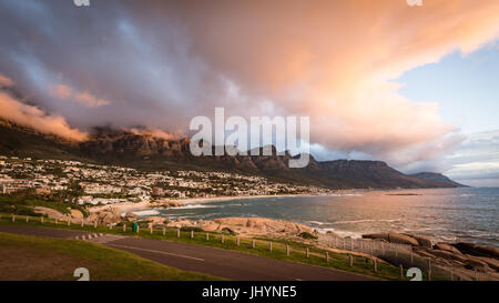 Sonnenuntergang und Wolken über Camps Bay, Tafelberg und den zwölf Aposteln, Cape Town, Südafrika, Afrika Stockfoto