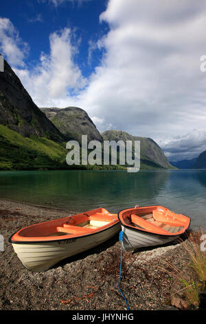Boote hochgezogen am Ufer an einem Fjord in der Region Fjordland, westlichen Norwegen, Skandinavien, Europa Stockfoto