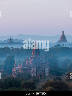 Ansicht der Tempel in der Morgendämmerung, Bagan (Pagan), Mandalay Region, Myanmar (Burma), Asien Stockfoto