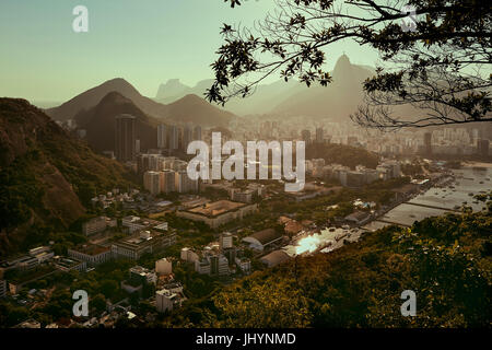 Blick auf Rio De Janeiro und die Christusstatue von Zuckerhut (Pao de Acuca) bei Sonnenuntergang, Rio De Janeiro, Brasilien Stockfoto