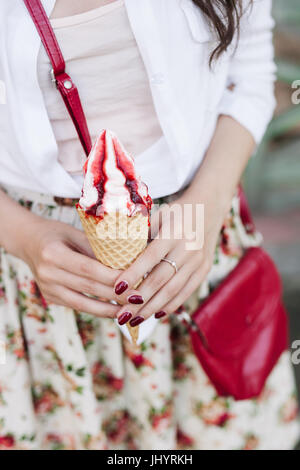 Frau die Hände halten fruchtige Eis in Händen Stockfoto