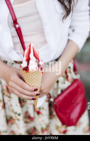 Frau die Hände halten fruchtige Eis in Händen Stockfoto
