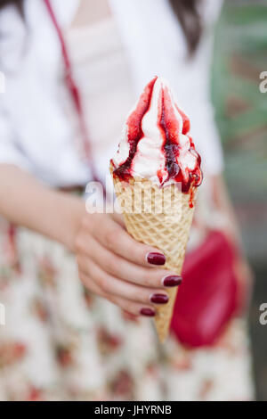 Frau die Hände halten fruchtige Eis in Händen Stockfoto