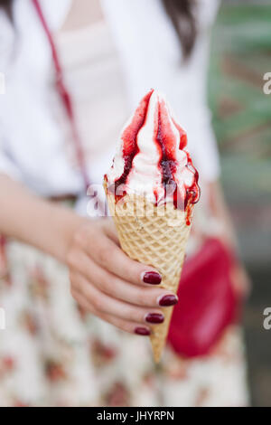 Frau die Hände halten fruchtige Eis in Händen Stockfoto