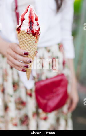 Frau die Hände halten fruchtige Eis in Händen Stockfoto