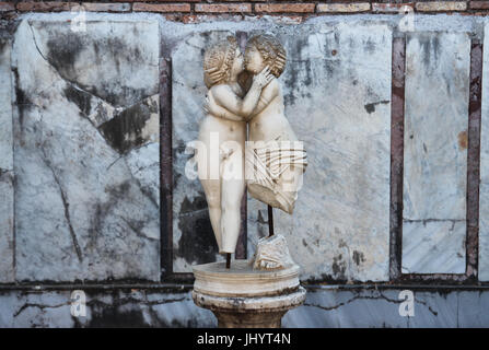 OSTIA ANTCA, Italien - 2. Juli 2017: Antike römische Statue in der Stadt Ostia, Cupido und Psyche küssen, 2. Jh. n. Chr.. Raum E des Hauses von Amor und P Stockfoto