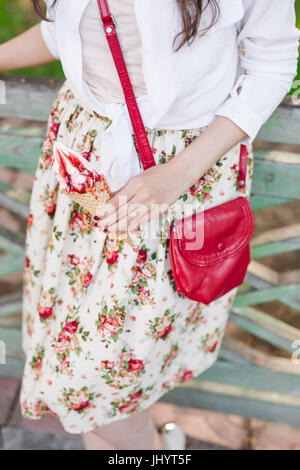 Frau die Hände halten fruchtige Eis in Händen Stockfoto