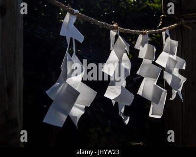 Beispiellose (紙垂, 四手), Zick-Zack-förmigen Papier Streamer, in shintoistischen Ritualen verwendet. Stockfoto