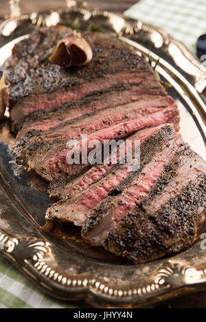 Flanke Steak gegrillt mit Knoblauch Stockfoto