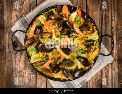 Traditionelle Paella rustikale spanische Stockfoto