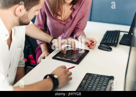 Team aus Architekten und Designern, die im Büro arbeiten. Stockfoto