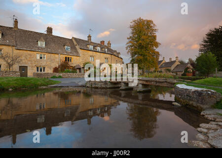 Steinerne Brücke und Cotswold Steinhütten durch den Fluss Auge, Lower Slaughter, Cotswolds, Gloucestershire, England, Vereinigtes Königreich, Europa Stockfoto