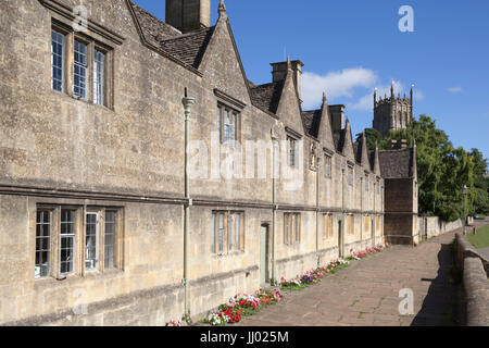 Armenhäuser und St. James Church, Chipping Campden, Cotswolds, Gloucestershire, England, Vereinigtes Königreich, Europa Stockfoto