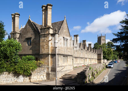 Armenhäuser und St. James Church, Chipping Campden, Cotswolds, Gloucestershire, England, Vereinigtes Königreich, Europa Stockfoto