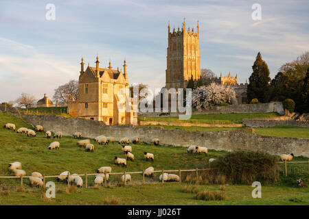 St. James Kirche und Osten Bankett- Haus der alten Campden Haus, Chipping Campden, Cotswolds, Gloucestershire, England, Vereinigtes Königreich, Europa Stockfoto