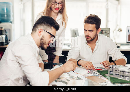Nahaufnahme der Hände von professionellen Architekten des Projekts zu diskutieren. Sie stehen in der Nähe der Blaupause. Der Mann hält einen Stift und darauf Stockfoto