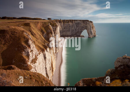 Die Klippen und Manneporte Bogen von Etretat Stockfoto