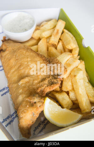 Urheberrechtlich geschütztes Bild von Paul Slater/PSI-traditionelle britische Küche - Fisch und Chips und Erbsenpüree. Stockfoto