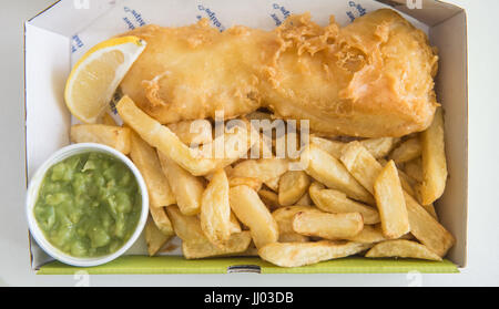 Urheberrechtlich geschütztes Bild von Paul Slater/PSI-traditionelle britische Küche - Fisch und Chips und Erbsenpüree. Stockfoto