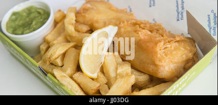 Urheberrechtlich geschütztes Bild von Paul Slater/PSI-traditionelle britische Küche - Fisch und Chips und Erbsenpüree. Stockfoto