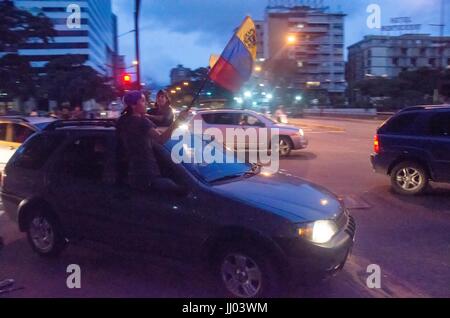 Menschen feiern auf der Straße, den Triumph der Volksbefragung. Millionen von Venezolanern beteiligte sich an einer Volksbefragung (Volksabstimmung) t Stockfoto