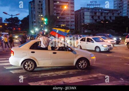 Menschen feiern auf der Straße, den Triumph der Volksbefragung. Millionen von Venezolanern beteiligte sich an einer Volksbefragung (Volksabstimmung) t Stockfoto