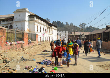 Den staubigen Straßen von Kathmandu Stadt Nepal in die langsame Erholung nach dem Erdbeben Stockfoto