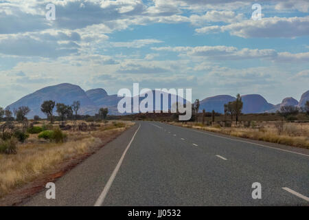 Kata Tjuta in der Nachmittagssonne halb schattigen Blick von der Hauptstraße, bewölkten Himmel, rot, trocken, Wüste Landschaft, horizontale Aspekt. Stockfoto