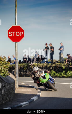 Straßenrennen der Southern 100 Road Races 2017, Isle of man. Fahrer wie Michael Dunlop, Ivan Lintin, Dan Kneen und Dean Harrison Stockfoto