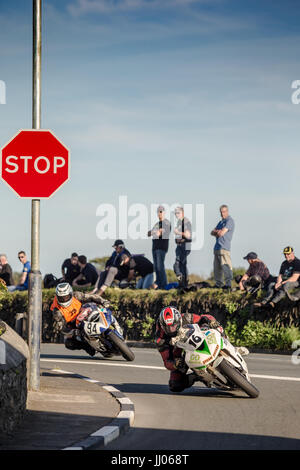 Straßenrennen der Southern 100 Road Races 2017, Isle of man. Fahrer wie Michael Dunlop, Ivan Lintin, Dan Kneen und Dean Harrison Stockfoto