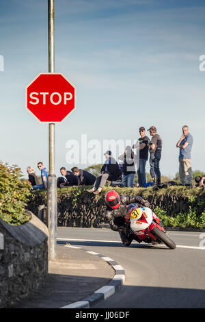 Straßenrennen der Southern 100 Road Races 2017, Isle of man. Fahrer wie Michael Dunlop, Ivan Lintin, Dan Kneen und Dean Harrison Stockfoto